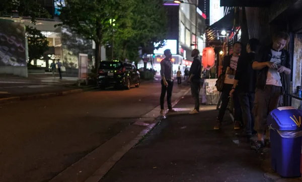 Токио Япония Сентября Люди Курят Тротуаре Улице Юракучо Ночью — стоковое фото