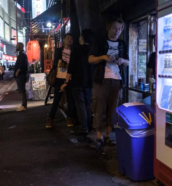 Токио Япония Сентября Люди Курят Тротуаре Улице Юракучо Ночью — стоковое фото