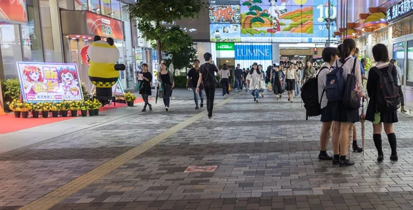 Tokyo Japan September 2018 Schulmädchen Die Nachts Kleinen Geschäften Vor — Stockfoto