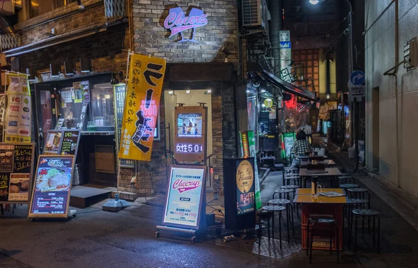 2018 東京都 小さな飲食店またはローカル夜有楽町地区の路地裏の居酒屋として知られています — ストック写真