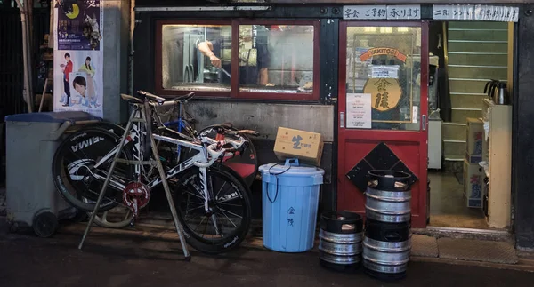 2018 東京都 小さな飲食店またはローカル夜有楽町地区の路地裏の居酒屋として知られています — ストック写真