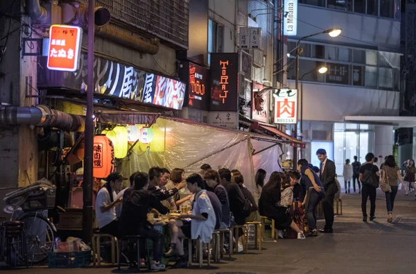 2018 東京都 お客様の様々 な小さな飲食店でまたはローカル彼らの食糧を楽しむ居酒屋を有楽町地区として知られている裏通り夜 — ストック写真