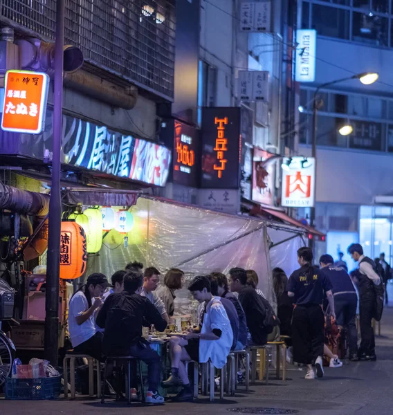 2018 東京都 お客様の様々 な小さな飲食店でまたはローカル彼らの食糧を楽しむ居酒屋を有楽町地区として知られている裏通り夜 — ストック写真
