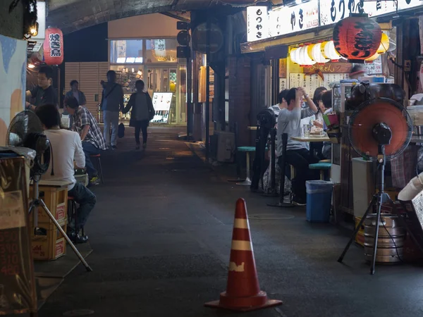 2018 東京都 夜有楽町の路地で歩行者歩行パス スモーキーの小さな食堂にレールの下のトンネルを追跡します — ストック写真