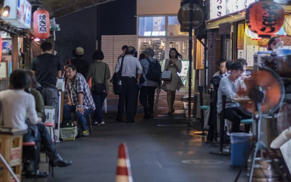 2018年9月15日有楽町地区の鉄道線路トンネル下の小さな飲食店や居酒屋の人々の夜景 — ストック写真