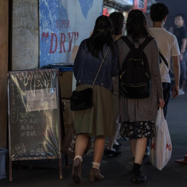 Tokyo Japan September 2018 Fußgänger Gehen Rauchigen Kleinen Restaurants Einem — Stockfoto