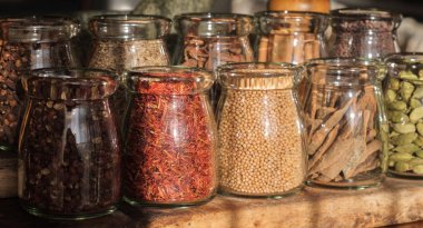 Cam kavanozlarda çeşitli egzotik baharatlar 