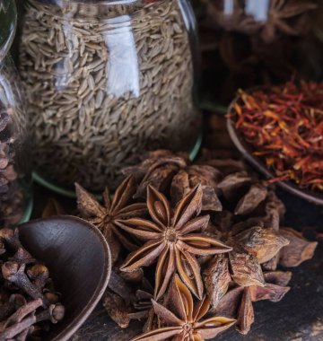 kurutulmuş yıldız anason ve ahşap masa üzerinde çeşitli baharatlar