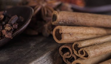 Tarçın koyu ahşap masada sopa.