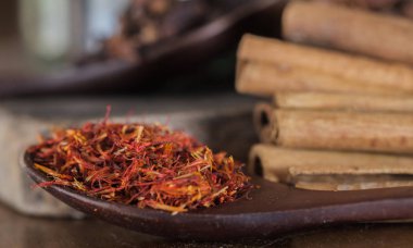 tarçın çubukları ve ahşap masa üzerinde çeşitli baharatlar.