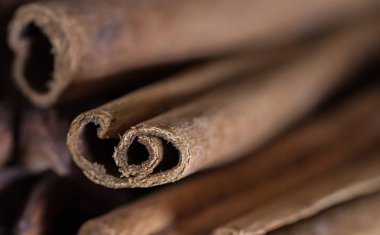 Tarçın koyu ahşap masada sopa.