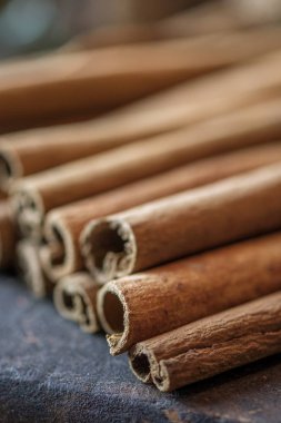 Tarçın koyu ahşap masada sopa.