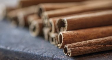 Tarçın koyu ahşap masada sopa.