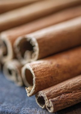 Tarçın koyu ahşap masada sopa.