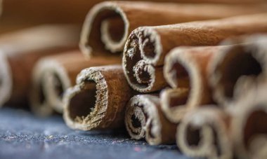 Tarçın koyu ahşap masada sopa.