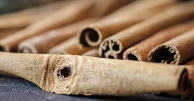 Tarçın koyu ahşap masada sopa.