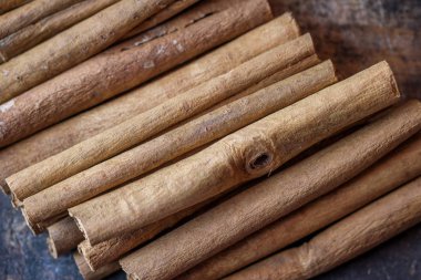 Tarçın koyu ahşap masada sopa.