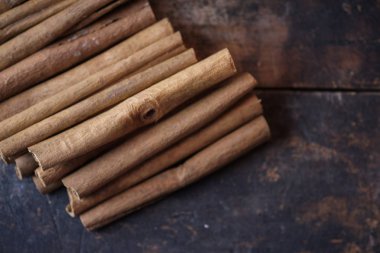 Tarçın koyu ahşap masada sopa.