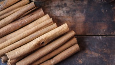 Tarçın koyu ahşap masada sopa.