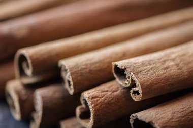 Tarçın koyu ahşap masada sopa.