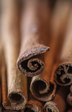 Tarçın koyu ahşap masada sopa.