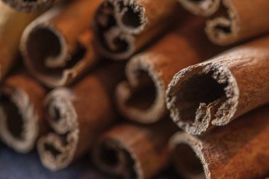 Tarçın koyu ahşap masada sopa.