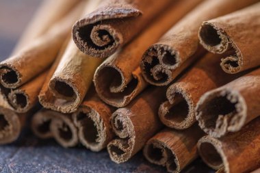 Tarçın koyu ahşap masada sopa.