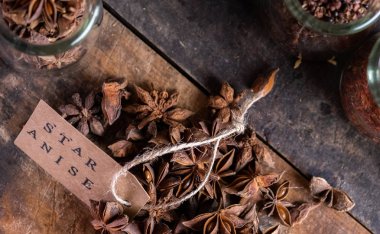 Kağıt etiketinde Star anise metninin yakın görünümü