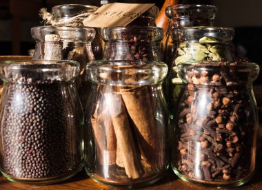 Baharat kağıt etiket ve malzemelerle kase
