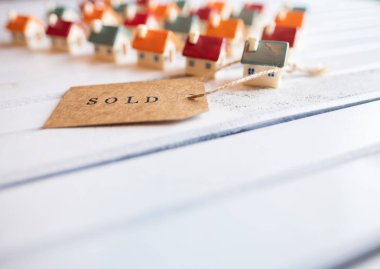 metin Beyaz ahşap arka planda satıldı