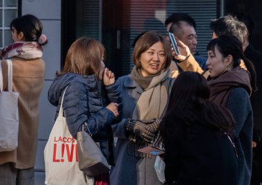 Gündüz Japon meşgul sokak