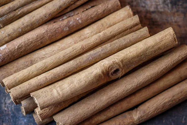 Tarçın koyu ahşap masada sopa.