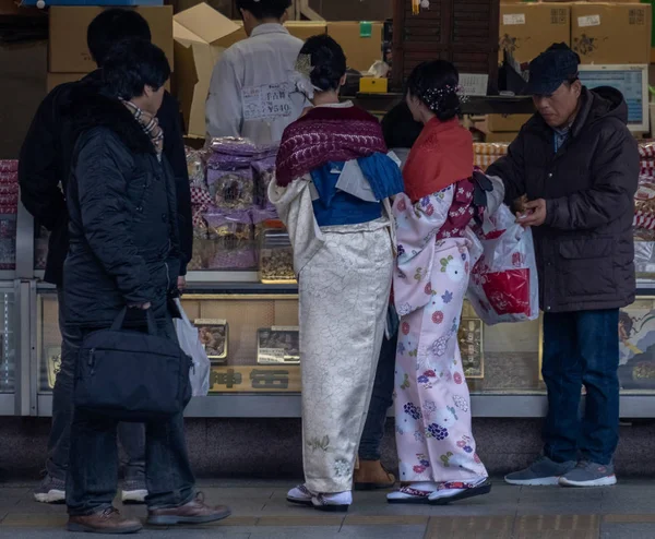 Gündüz Japon meşgul sokak