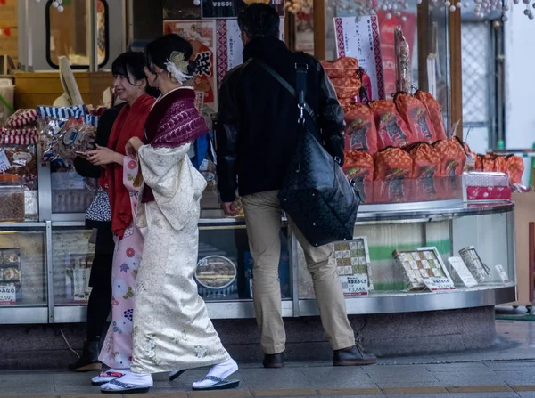 昼間の日本の繁華街 — ストック写真