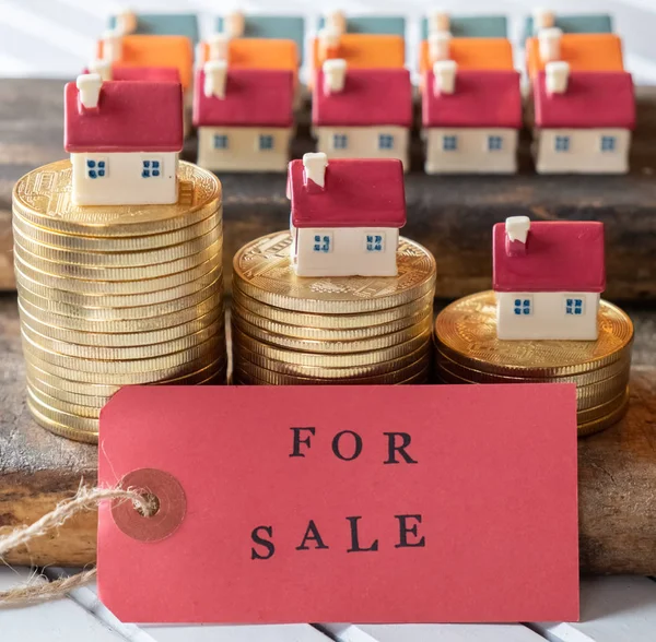 Close Weergave Van Koop Label Met Huis Modellen Crypto Munten — Stockfoto