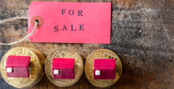 Uzavřít Pohled Štítek Prodej Domovní Modelací Krypto Mincích — Stock fotografie