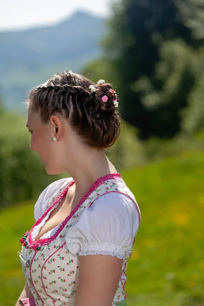 Portret Van Een Beierse Meisje Een Dirndl Met Gevlochten Haren — Stockfoto