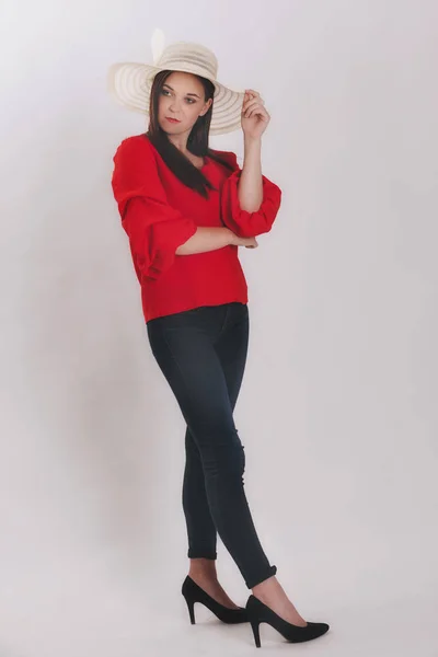 Giovane Donna Alla Moda Con Cappello Sole Jeans Studio Sparare — Foto Stock