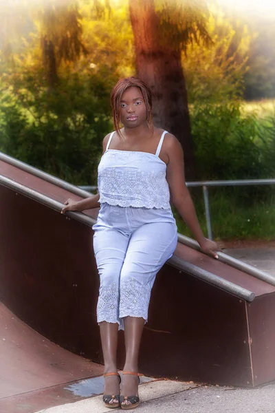 African Woman Oversize Fashionable Jumpsuit — Stock Photo, Image