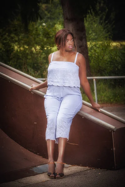 Femme Africaine Avec Oversize Dans Une Combinaison Mode — Photo