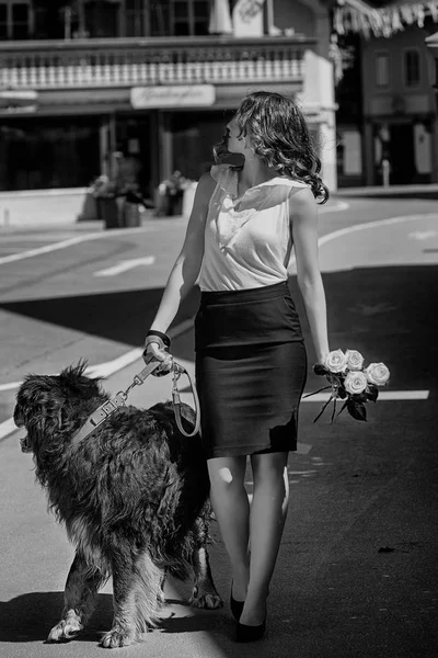 Die Junge Frau Geht Mit Hund Der Leine Und Rosen — Stockfoto