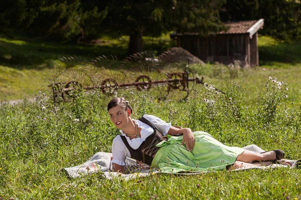 Junge Frau Liegt Beim Picknick Dirndl Auf Einer Wiese — Foto de Stock