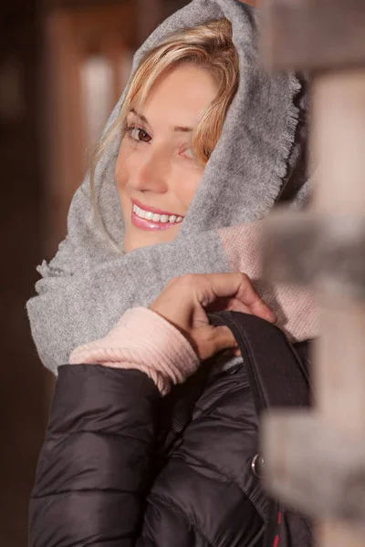 Porträtt Einer Lachenden Jungen Frau Winter — Stockfoto