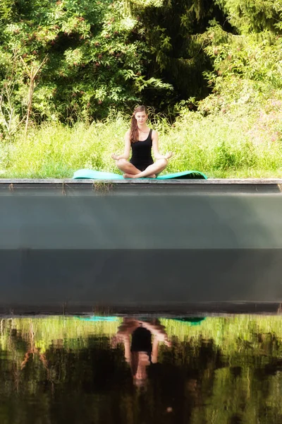 Retrato Uma Jovem Mulher Enquanto Ioga Natureza — Fotografia de Stock