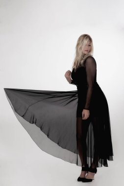 Beyaz arka plan karşı kadın portresi