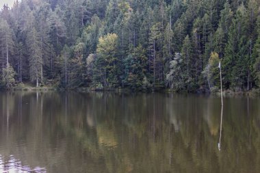 Der Pflegersee, gelegen in den bayrischen Alpen oberhalb von Garmisch - Patenkirchen