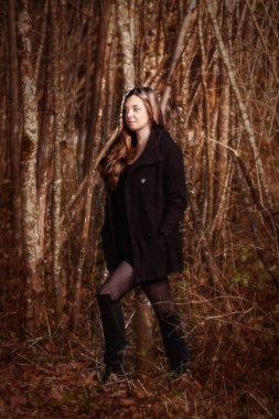 Portrt eines Teenager-Mdchen das im Wald steht