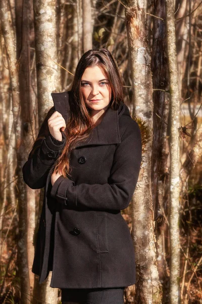 Portrait Einer Frau Einem Wald Mit Lauter Birken — Stockfoto