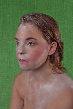 Portrt einer Frau mit nackter Oberkrper 