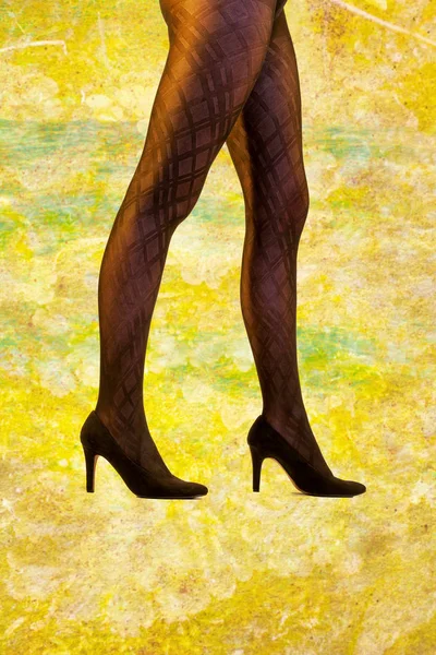 Seção Inferior Uma Mulher Collants Elegantes Frente Fundo Amarelo Sol — Fotografia de Stock